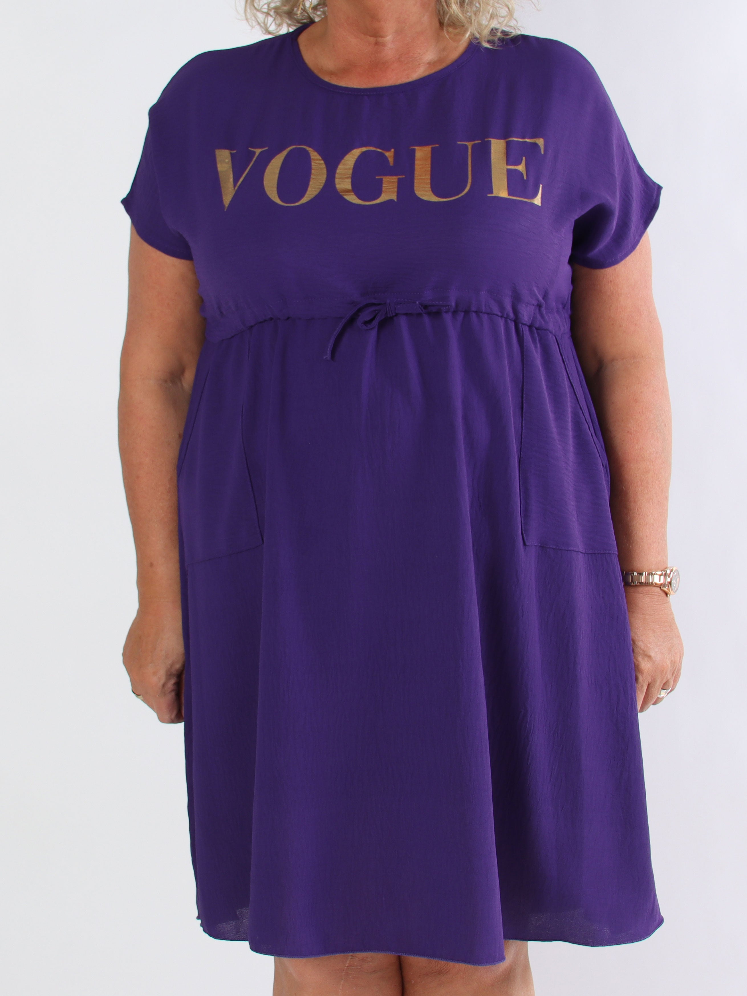 Ada - Sød plus size kjole med vogue henover brystet